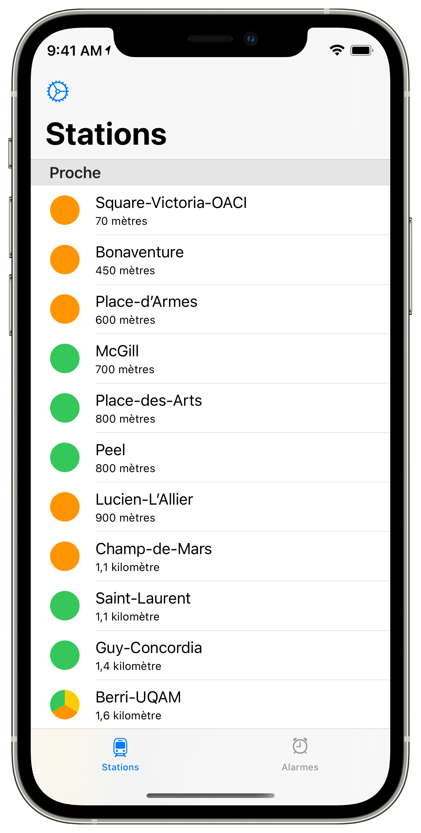 Capture d'écran : onglet Stations sélectionné. Plusieurs arrêts de transport en commun sont répertoriés et triés par proximité.